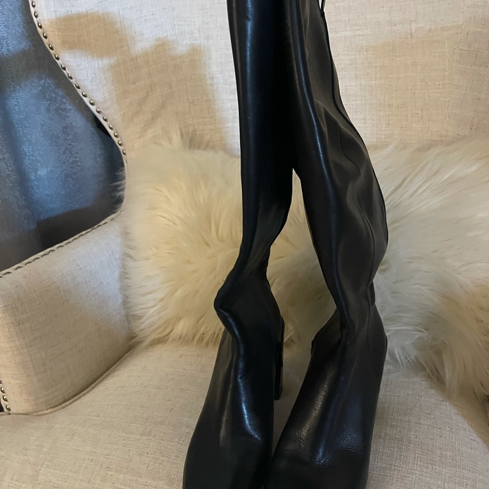 Beautiful boots - Picture 2 of 3